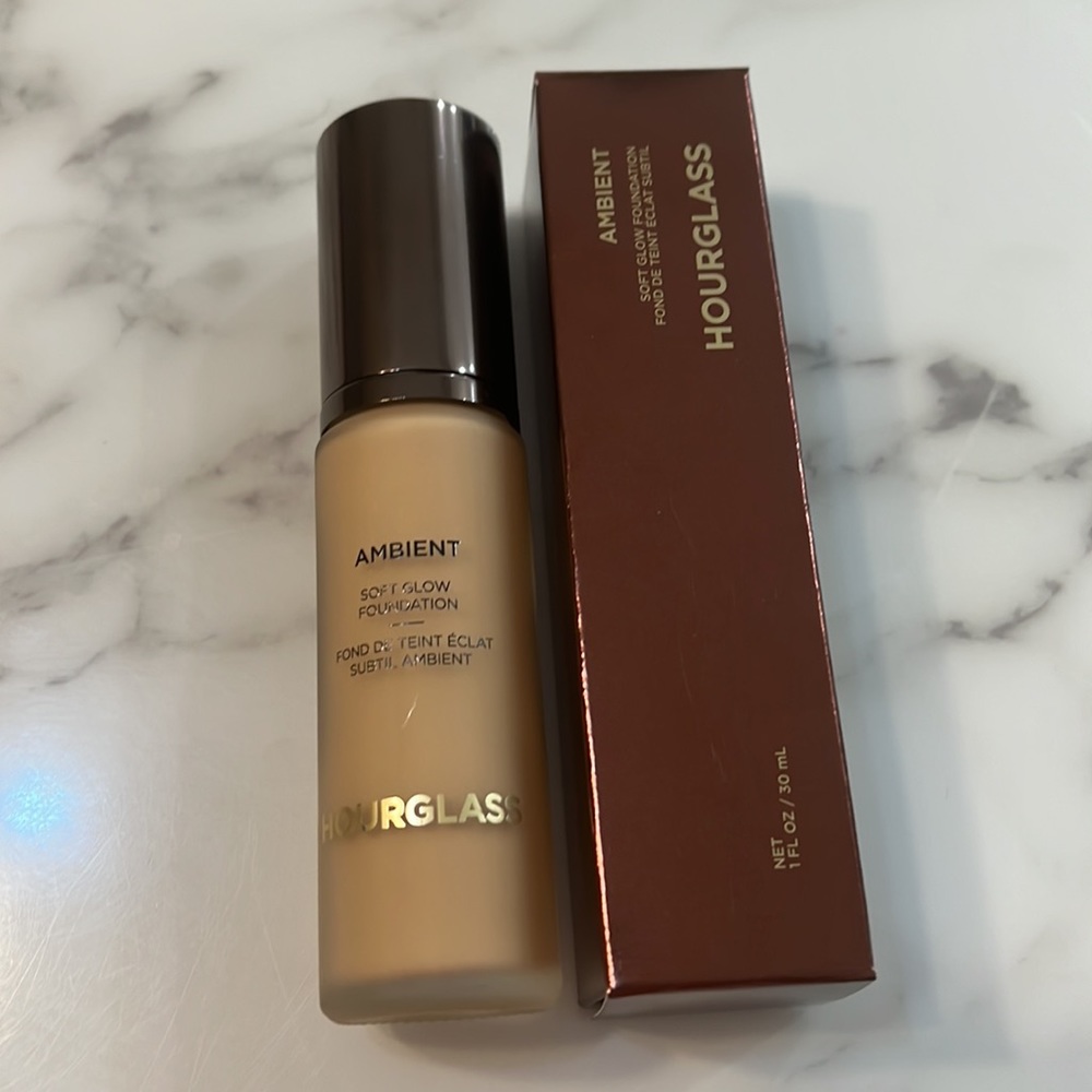 Hourglass Ambient Soft Glow Foundation